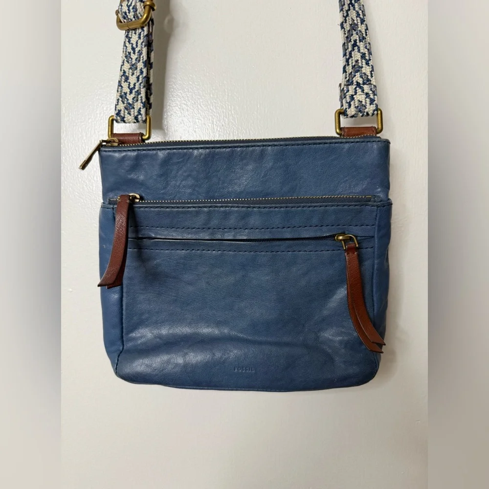Fossil blue genuine leather crossbody bag with adjustable strap. Multi pocket - Picture 1 of 15